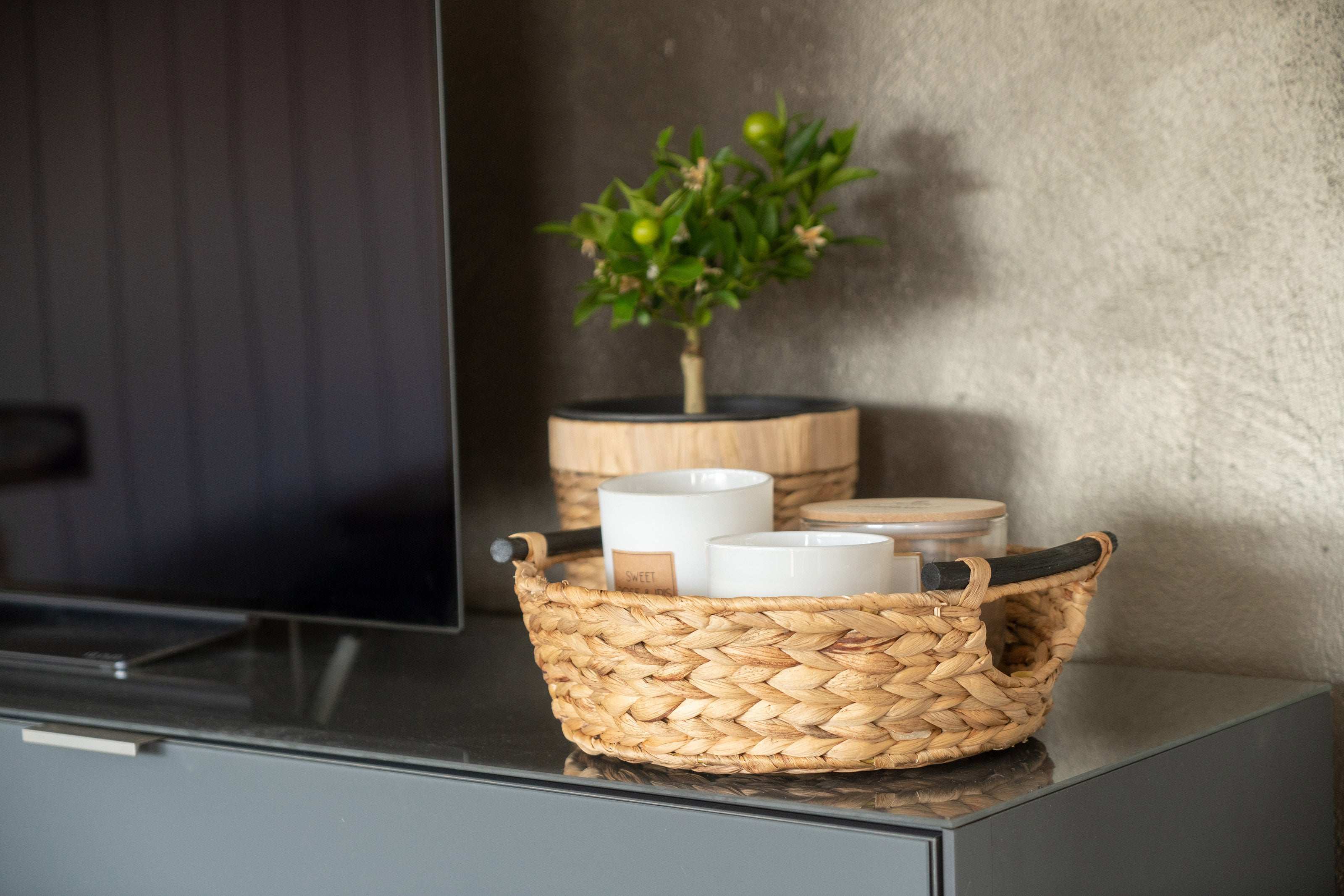 Große Wäschewanne, Korb geflochten aus Wasserhyazinthe mit Holzgriffen - Decorasian.eu