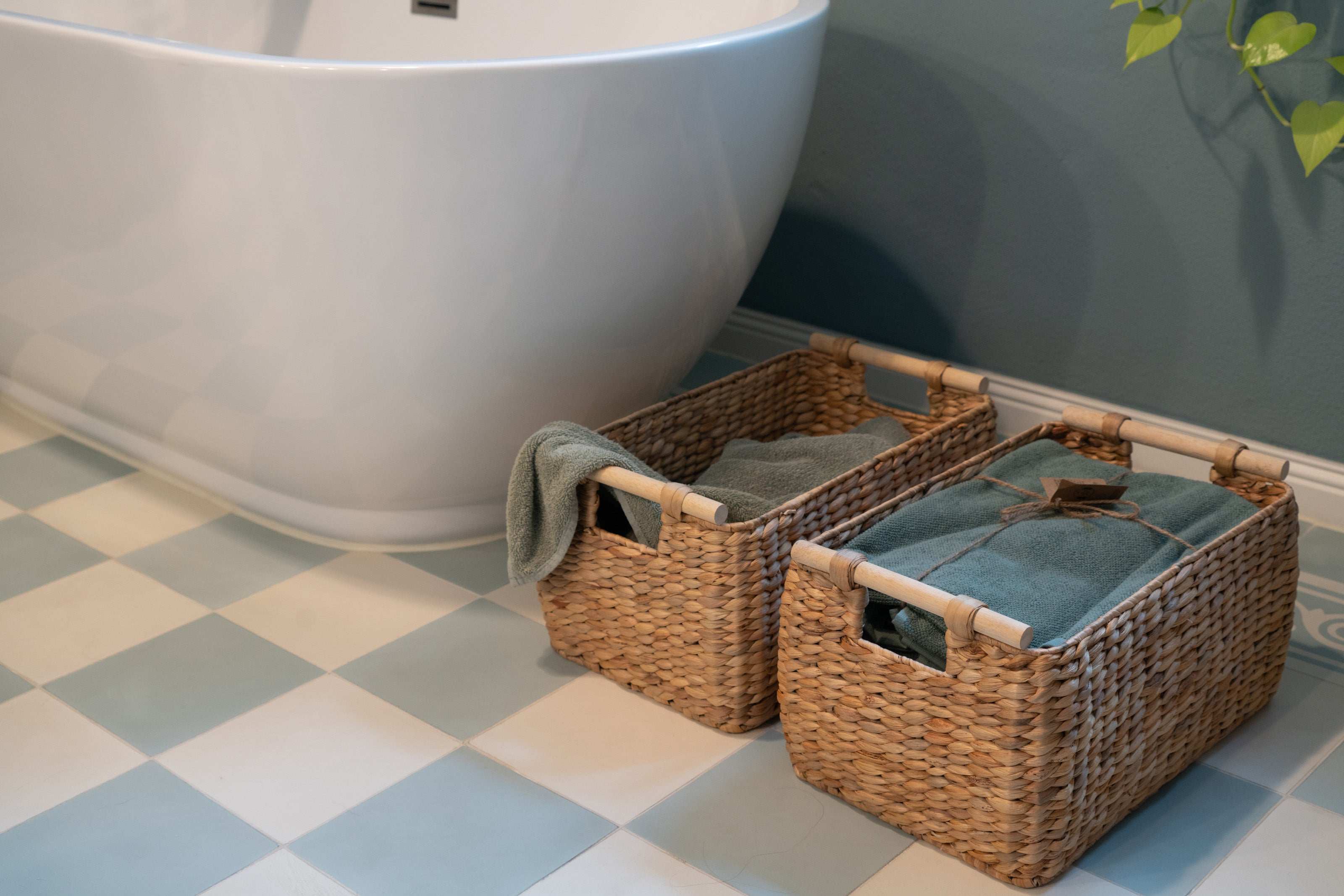 Geflochtener Korb aus Wasserhyazinthe mit Holzgriffen - Decorasian.eu