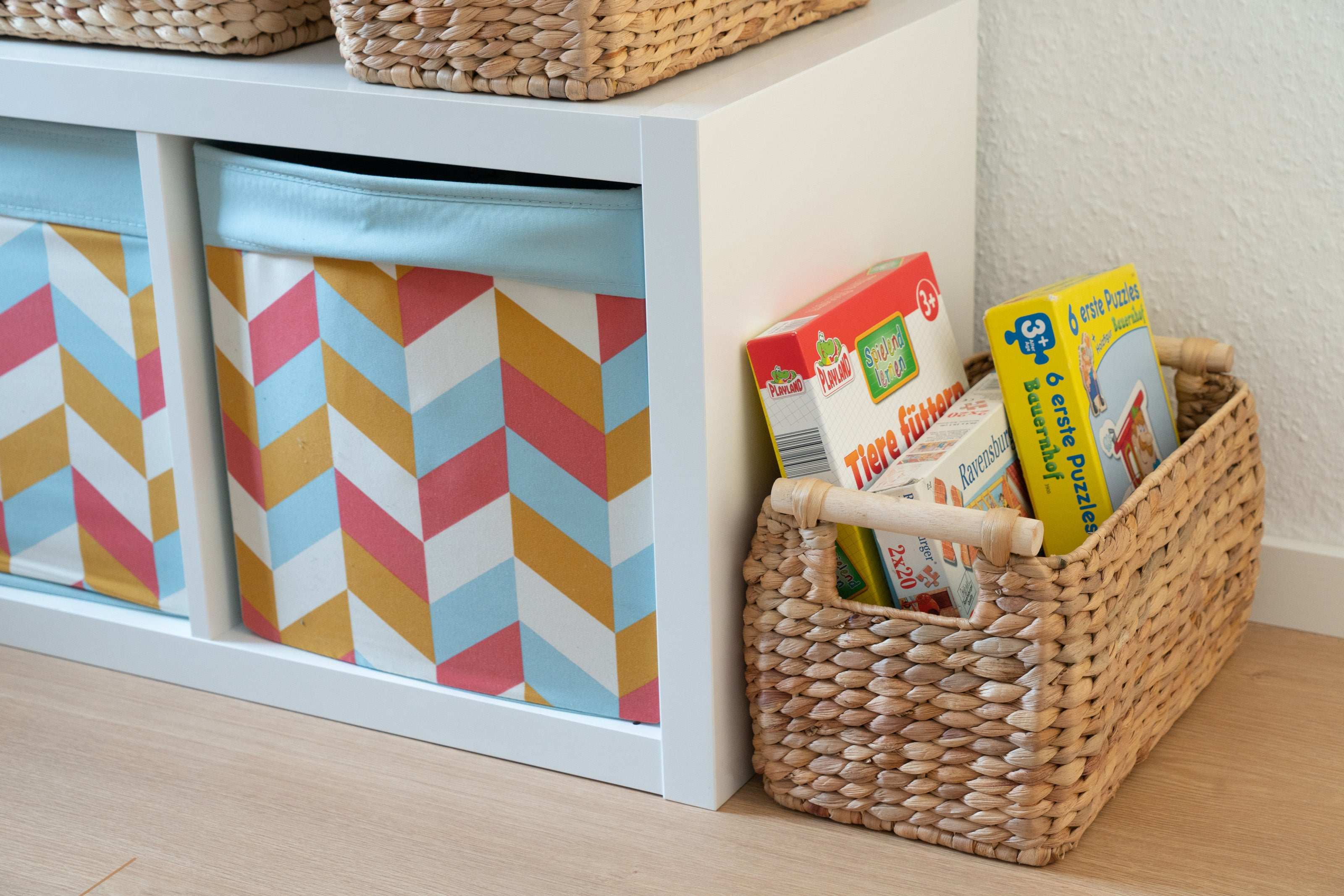 Geflochtener Korb aus Wasserhyazinthe mit Holzgriffen - Decorasian.eu