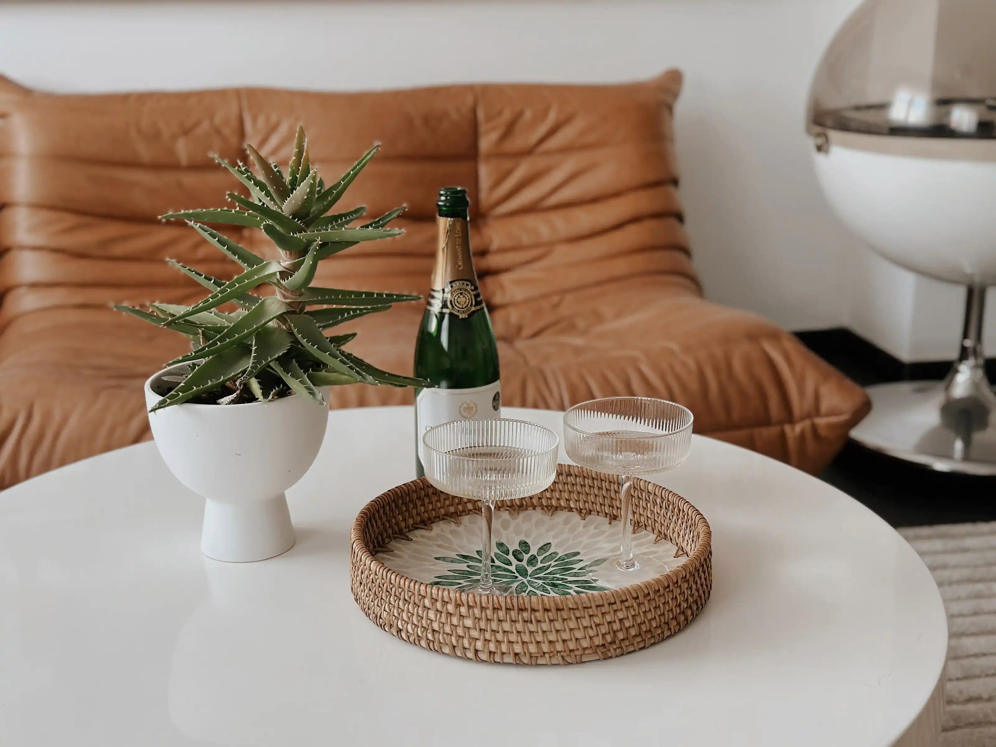 Decorasian Vintage Tablett aus Rattan mit Muschel Mosaik – Dekotablett und Serviertablett mit Griff im Boho Stil - Durchmesser 30cm + 25cm