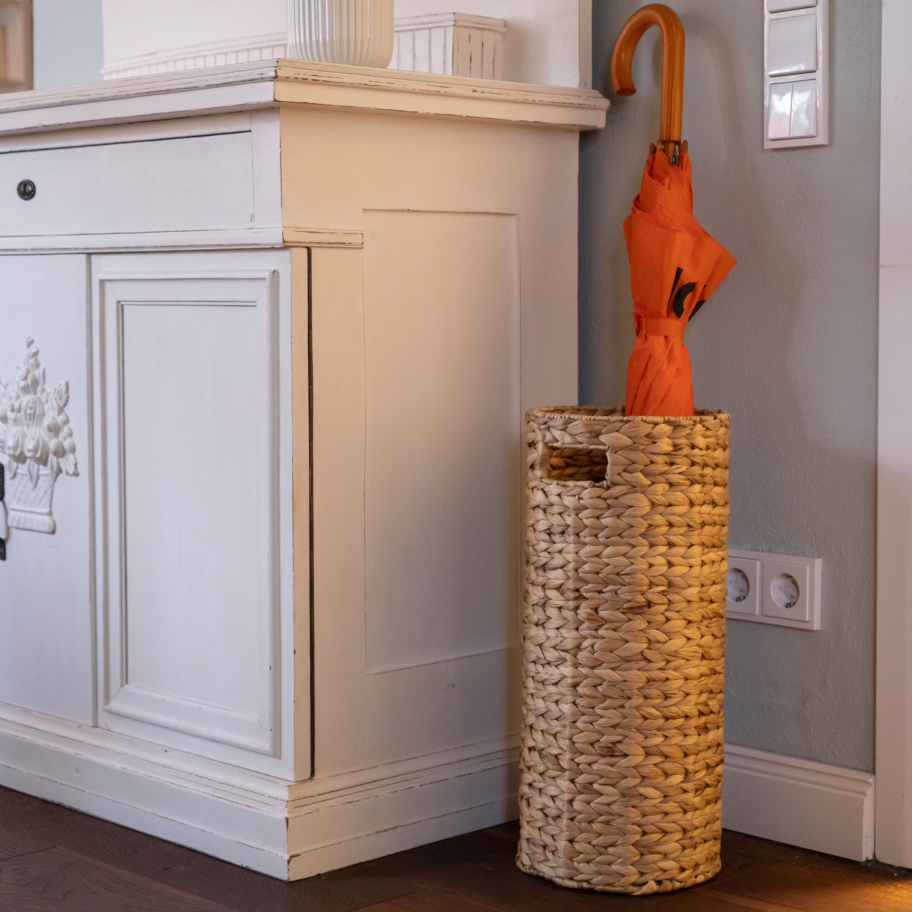 Natürlicher Schirmständer aus Wasserhyazinthe: Stilvolle Ordnung für Flur & Diele