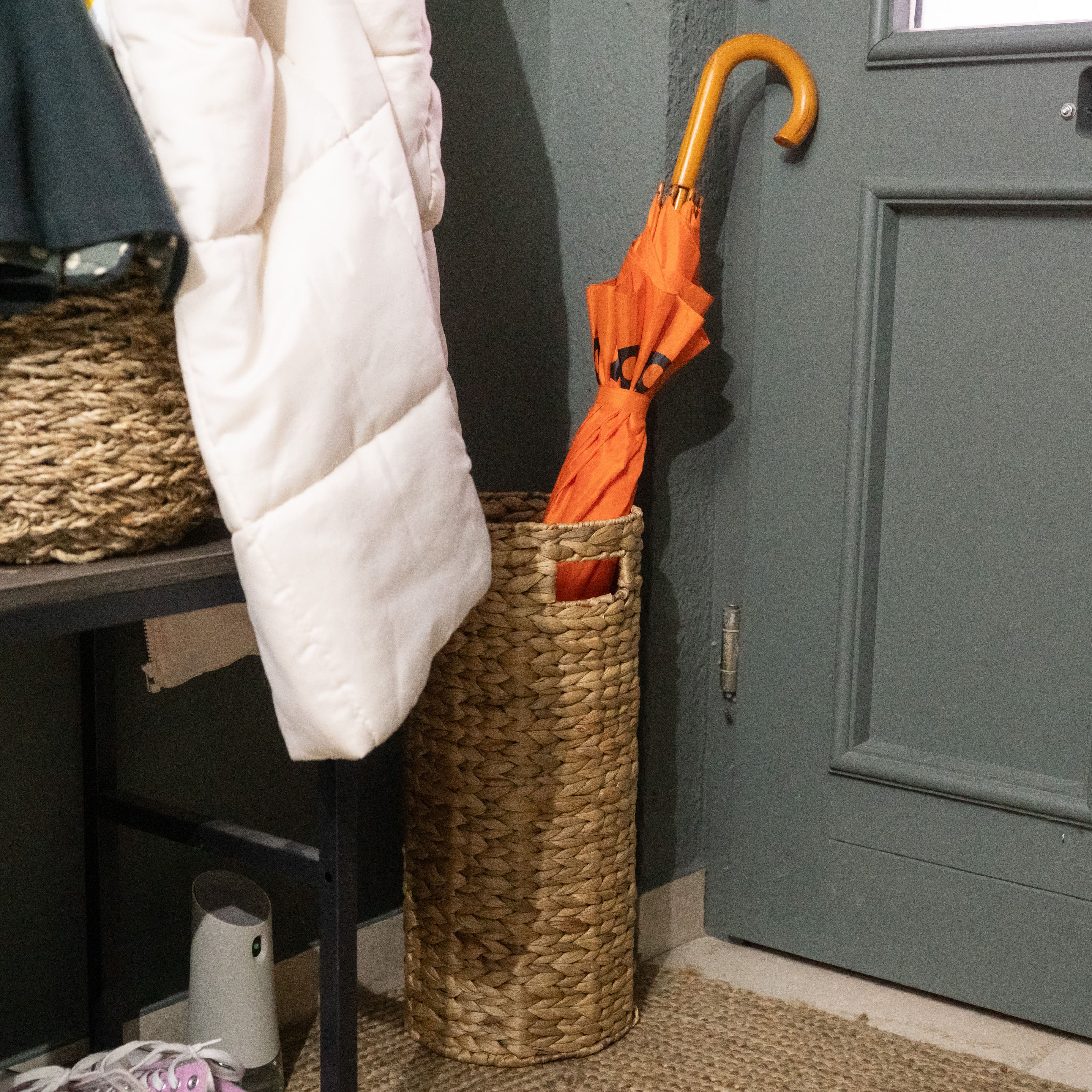 Natürlicher Schirmständer aus Wasserhyazinthe: Stilvolle Ordnung für Flur & Diele