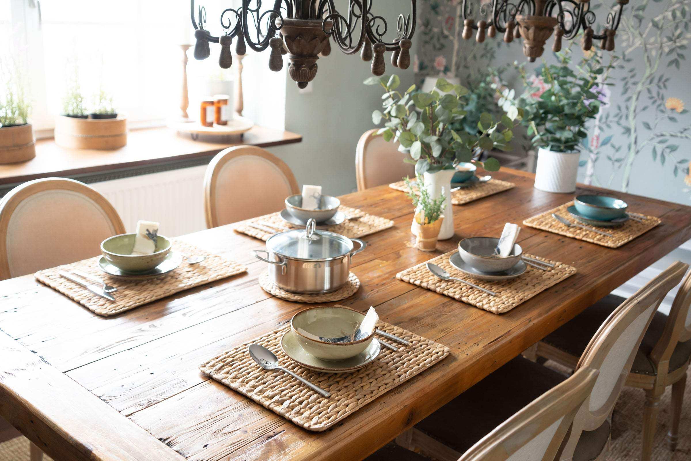 Stabile Tischsets mit Stahlrahmen - rechteckige Platzsets in Stroh Optik - Decorasian.eu