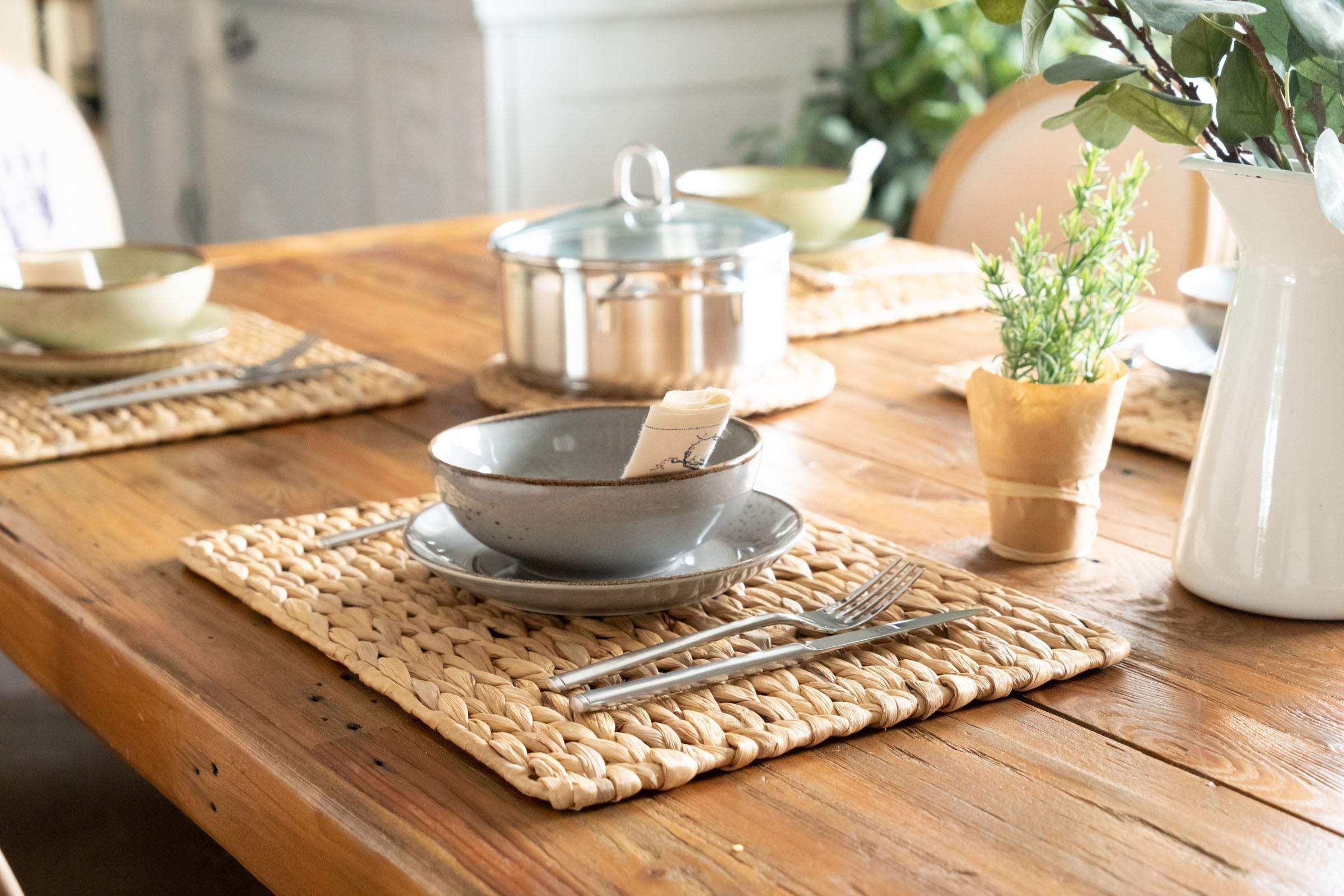 Stabile Tischsets mit Stahlrahmen - rechteckige Platzsets in Stroh Optik - Decorasian.eu