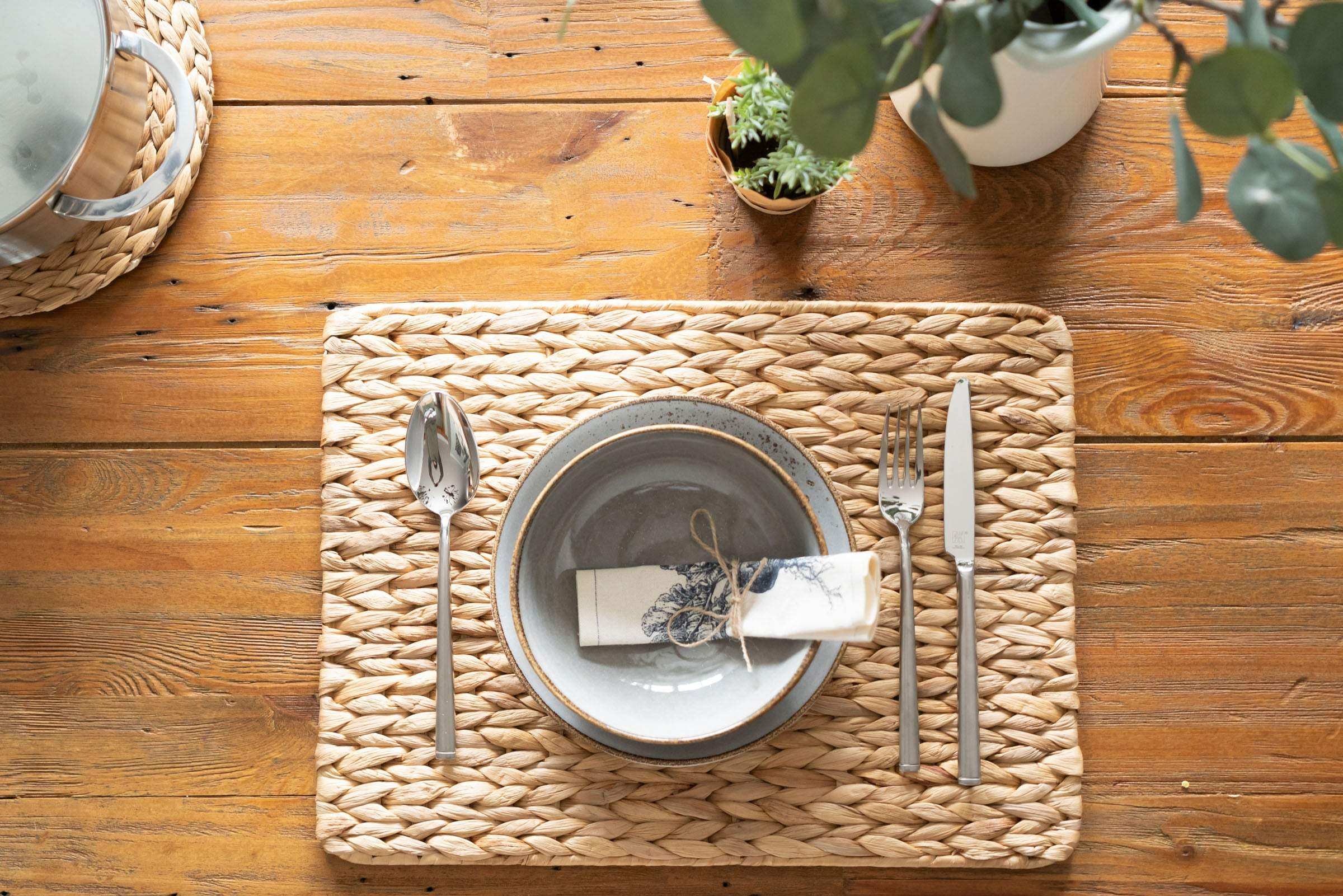 Stabile Tischsets mit Stahlrahmen - rechteckige Platzsets in Stroh Optik - Decorasian.eu