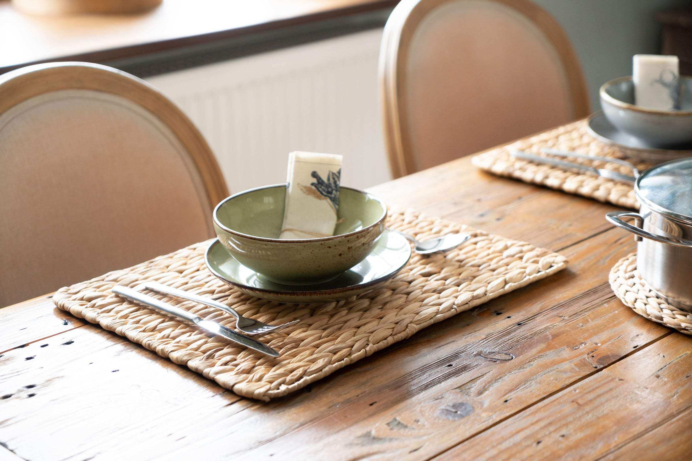 Stabile Tischsets mit Stahlrahmen - rechteckige Platzsets in Stroh Optik - Decorasian.eu