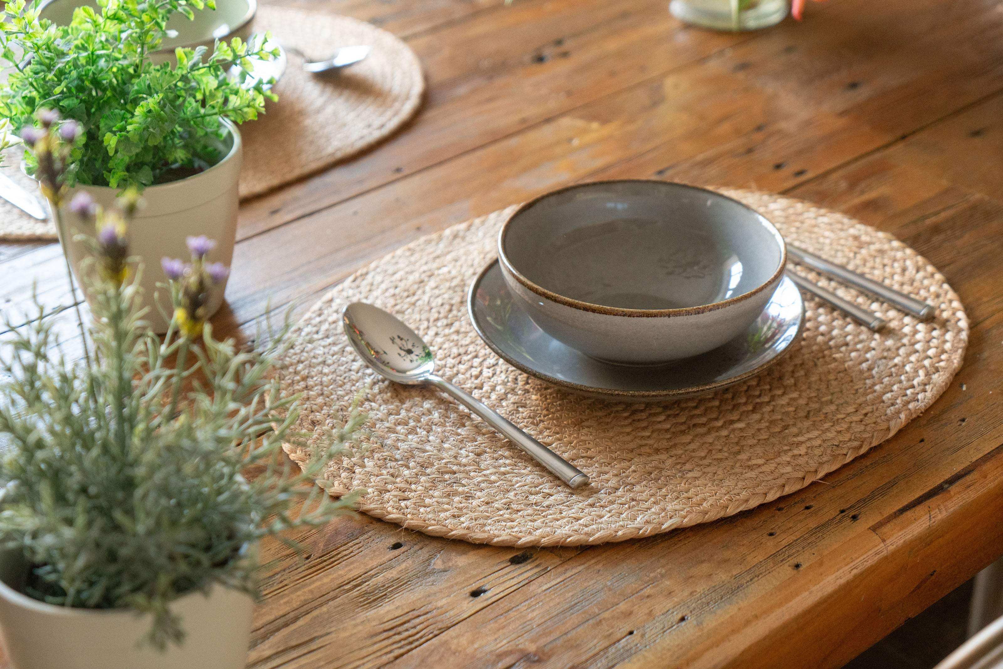 Ovale Platzdeckchen aus Jute – Stilvolle Akzente für Deinen Tisch - Decorasian.eu