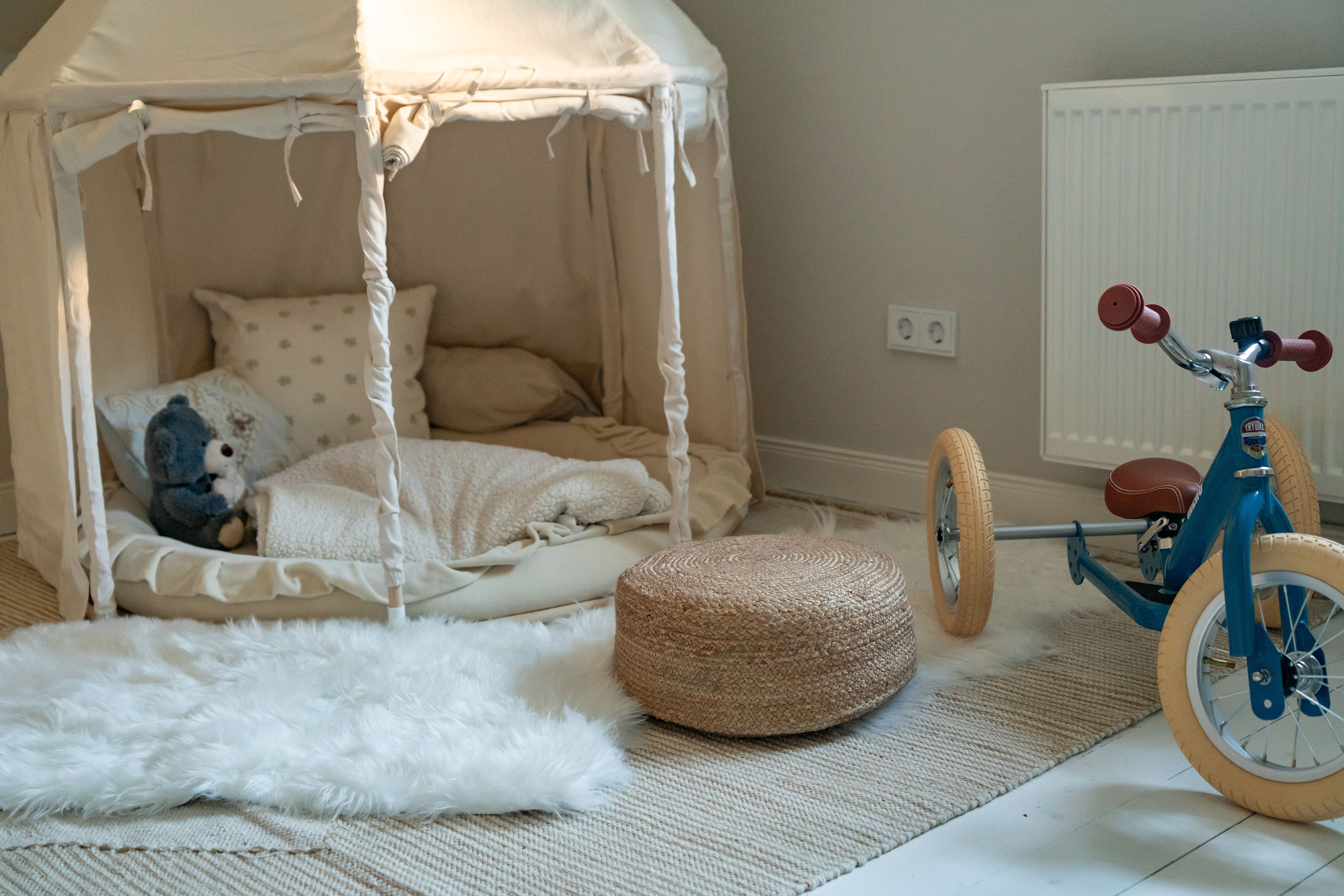 Handgeflochtener Jute Pouf Hocker – Rundes Boho Sitzkissen für natürliche Geborgenheit