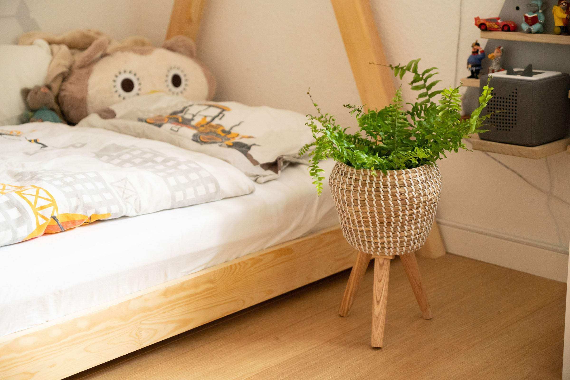 Blumentopf aus Seegras geflochten, mit integriertem Ständer - Decorasian.eu