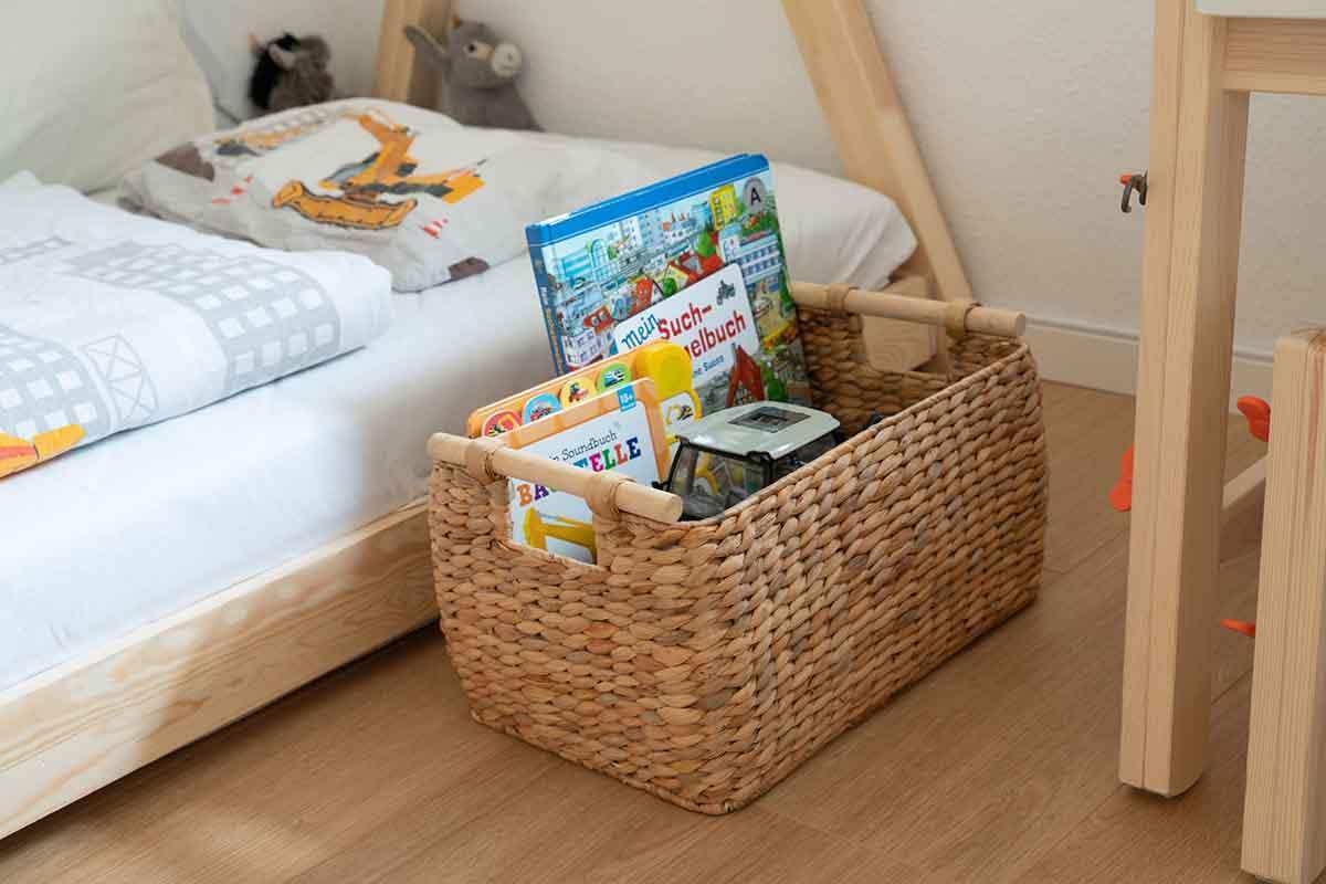 Geflochtener Korb aus Wasserhyazinthe mit Holzgriffen - Decorasian.eu
