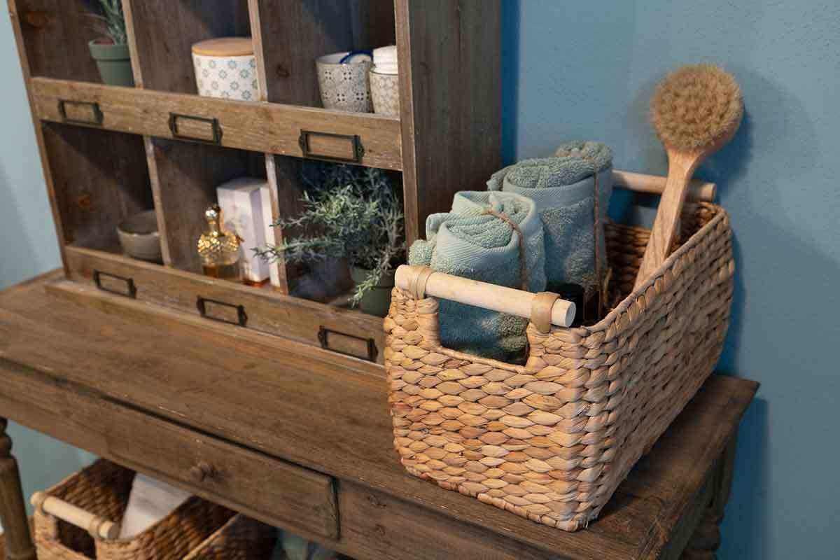 Geflochtener Korb aus Wasserhyazinthe mit Holzgriffen - Decorasian.eu