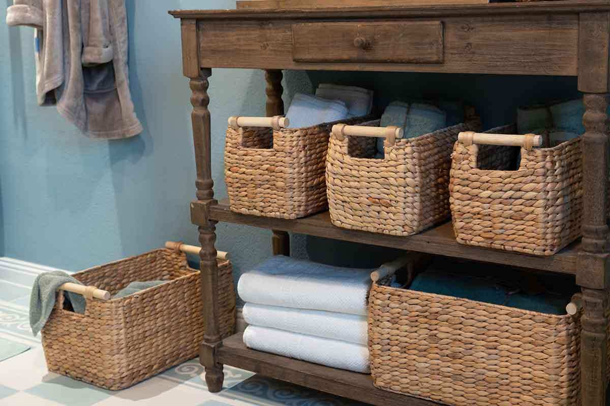 Geflochtener Korb aus Wasserhyazinthe mit Holzgriffen - Decorasian.eu