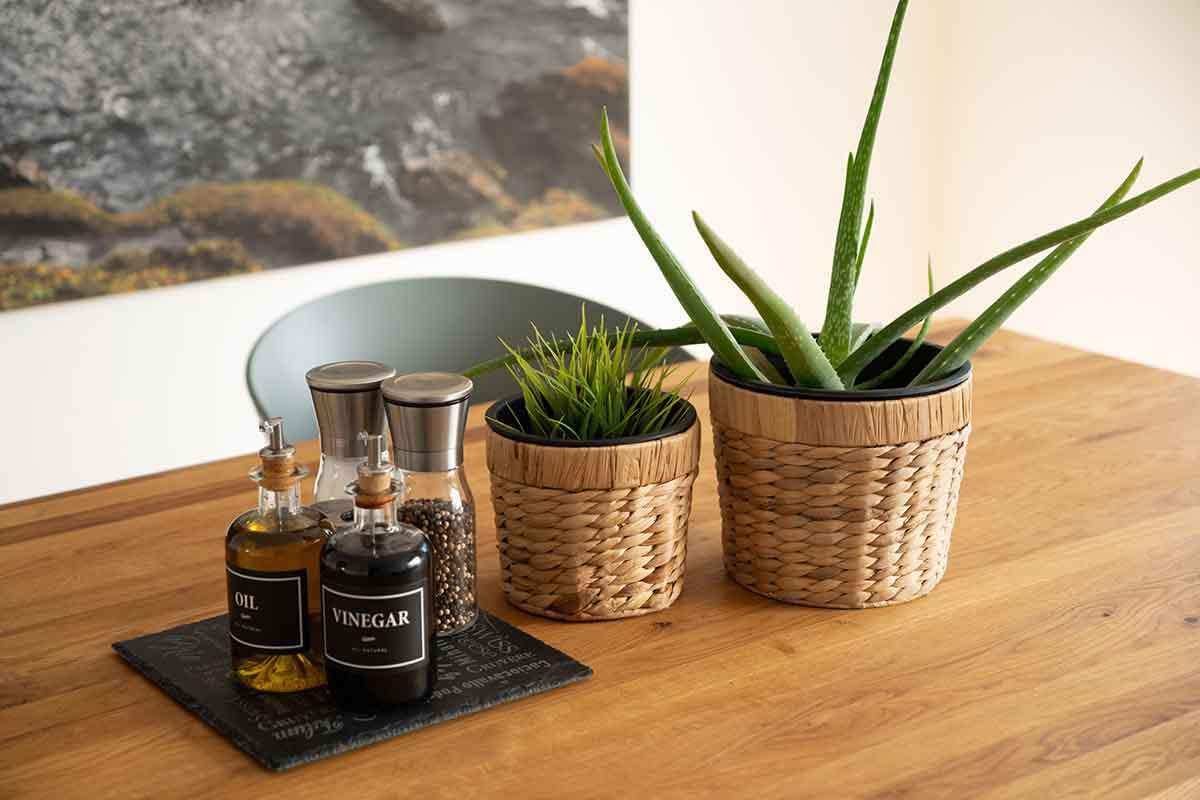 Pflanztopf geflochten aus Wasserhyazinthe - Korb mit Kunststoffeinsatz - Decorasian.eu