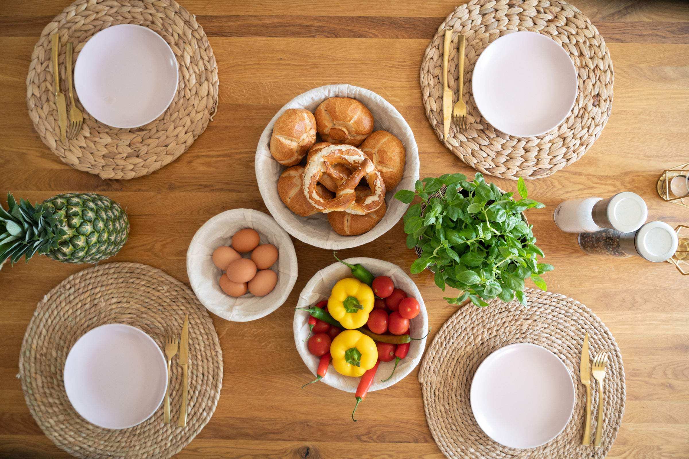 Set aus 3 Brötchenkörben aus Rattan geflochten mit Leinentuch - Decorasian.eu