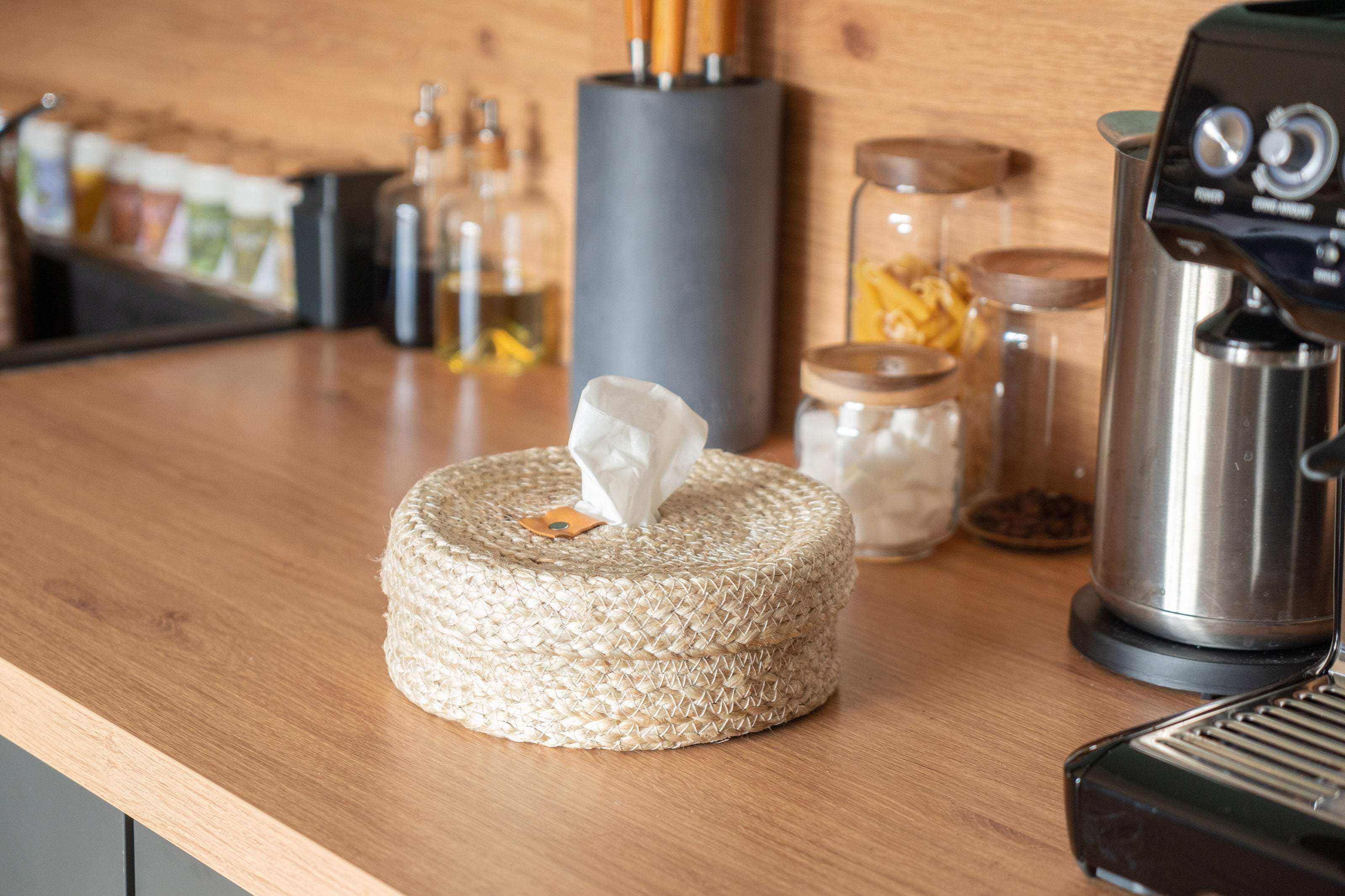 Kosmetiktuchspender rund geflochten aus Jute mit Deckel und Entnahmeöffnung - Decorasian.eu