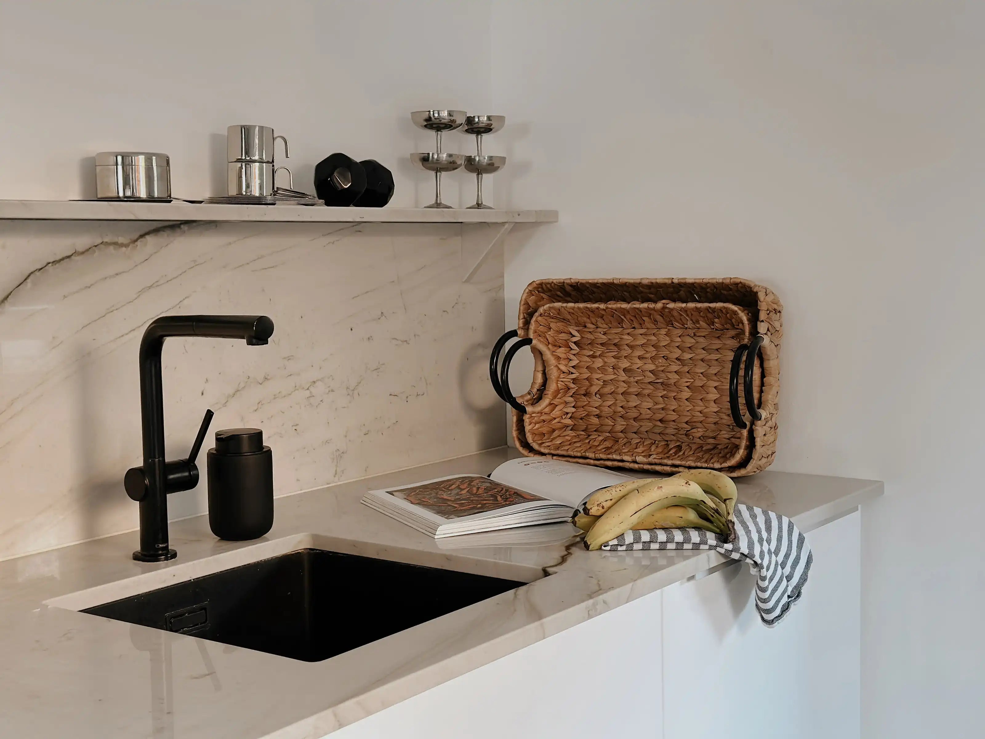 Boho Serviertablett aus Wasserhyazinthe mit Griffen – 3 Größen