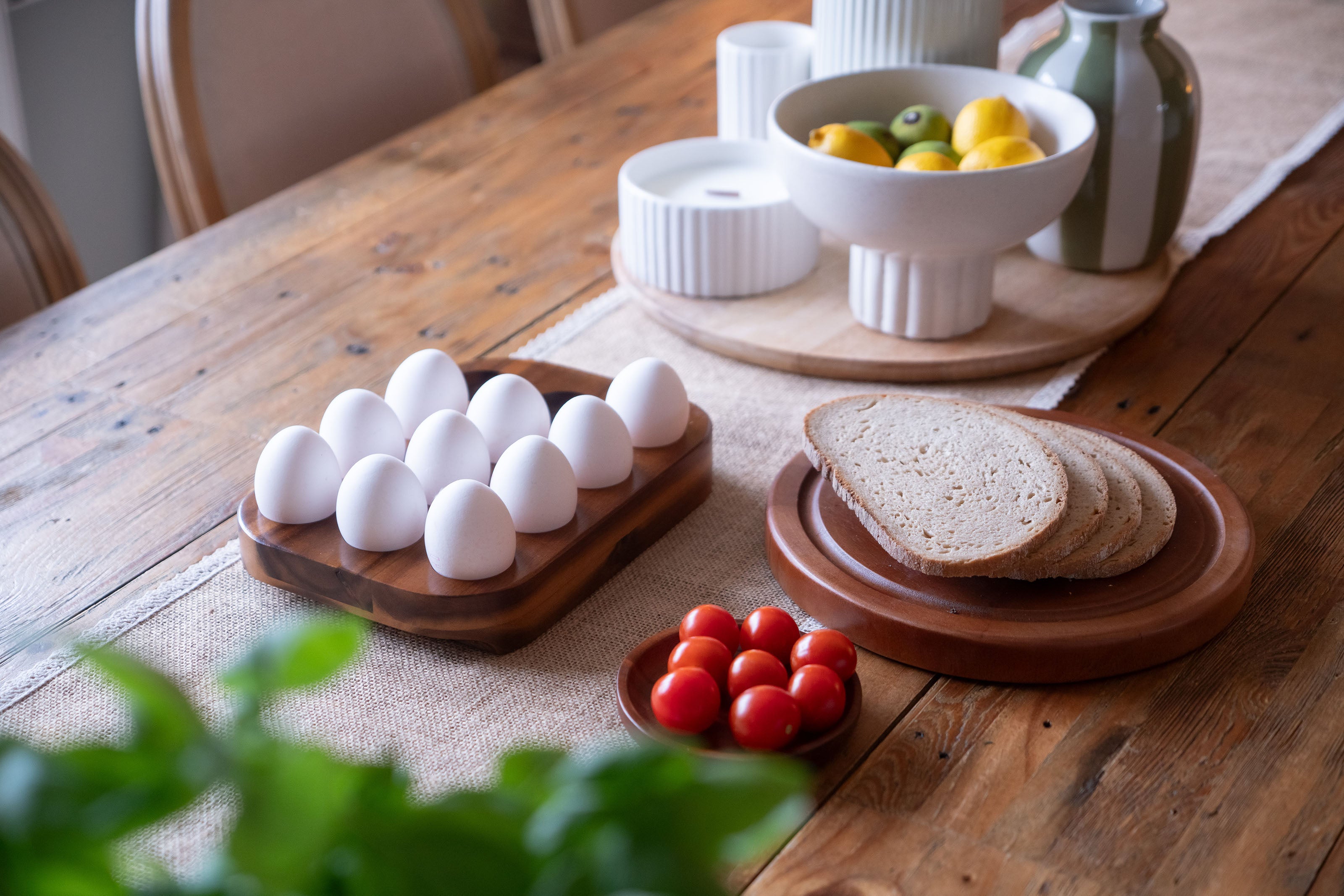 Massiver Eierhalter aus Akazienholz: Stilvolle Ordnung für 12 Eier