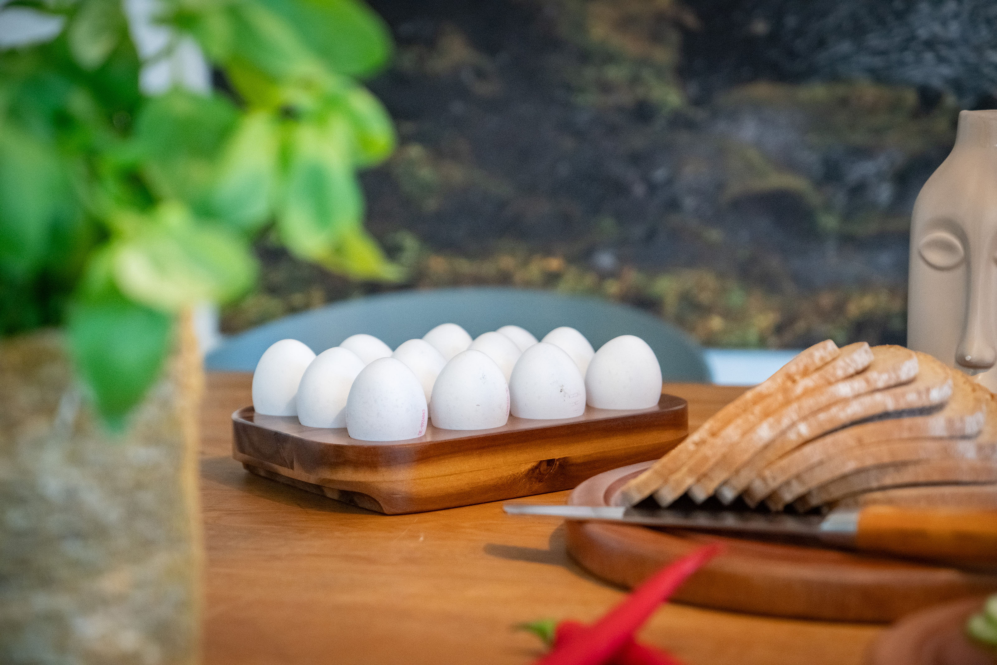 Massiver Eierhalter aus Akazienholz: Stilvolle Ordnung für 12 Eier