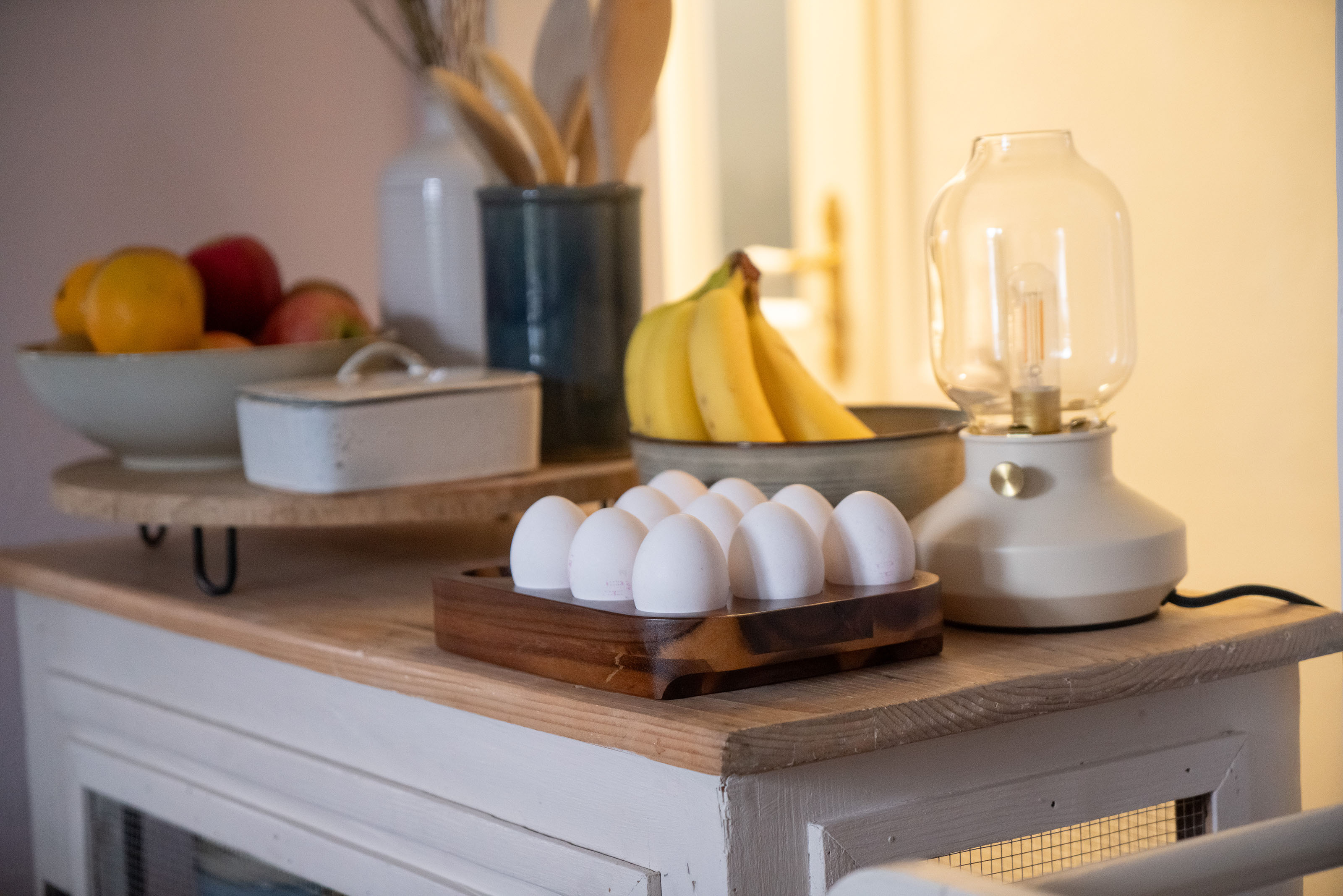 Massiver Eierhalter aus Akazienholz: Stilvolle Ordnung für 12 Eier