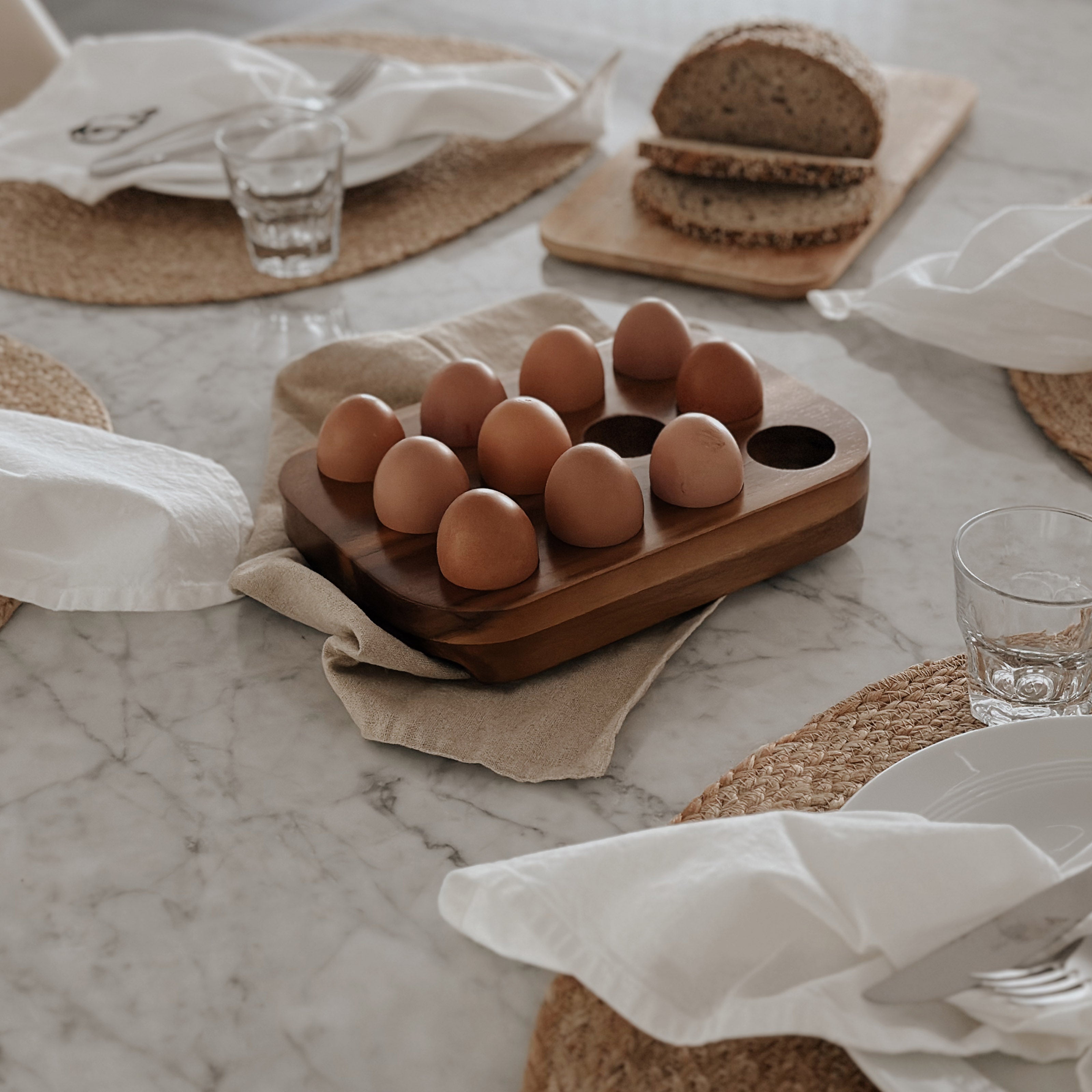 Massiver Eierhalter aus Akazienholz: Stilvolle Ordnung für 12 Eier