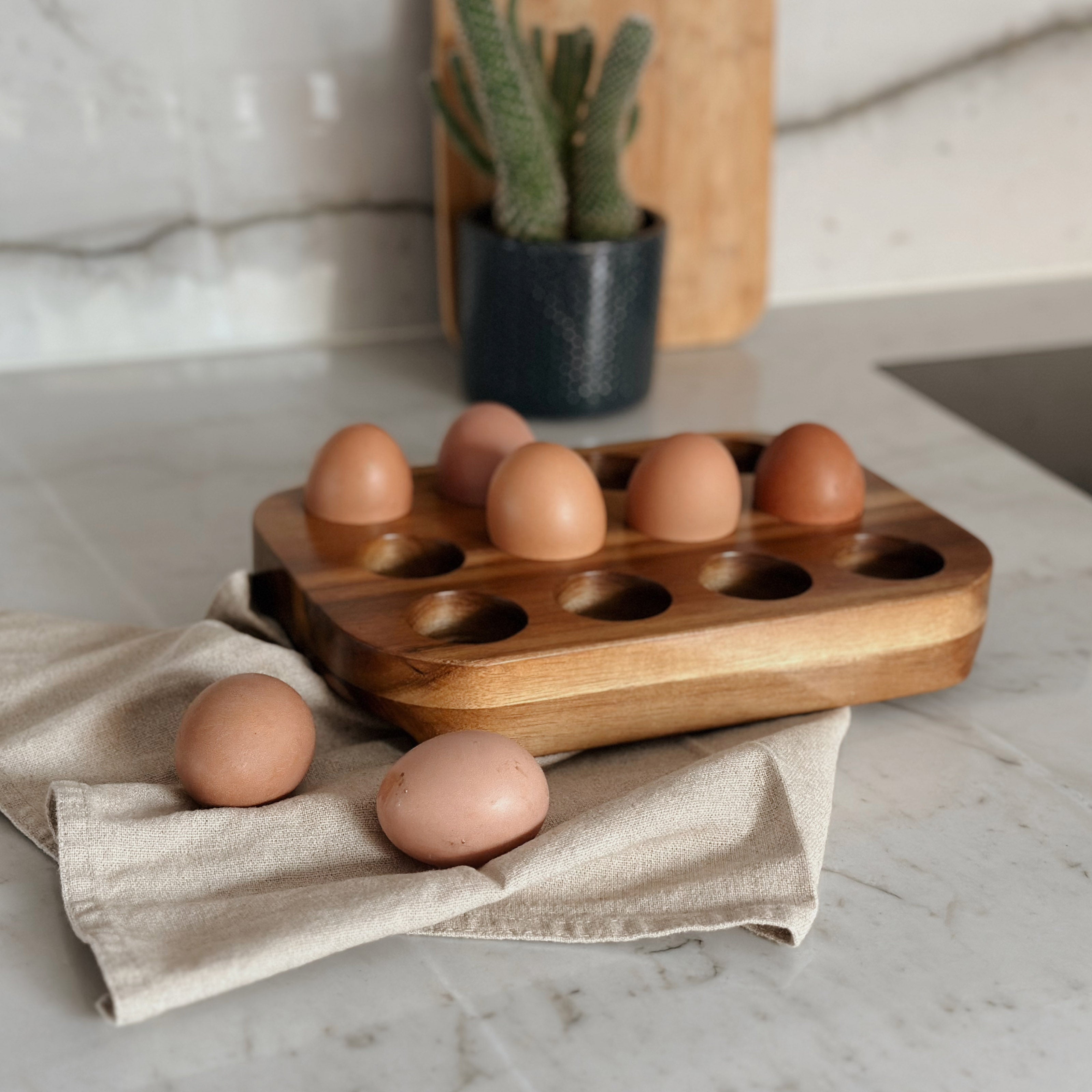 Massiver Eierhalter aus Akazienholz: Stilvolle Ordnung für 12 Eier