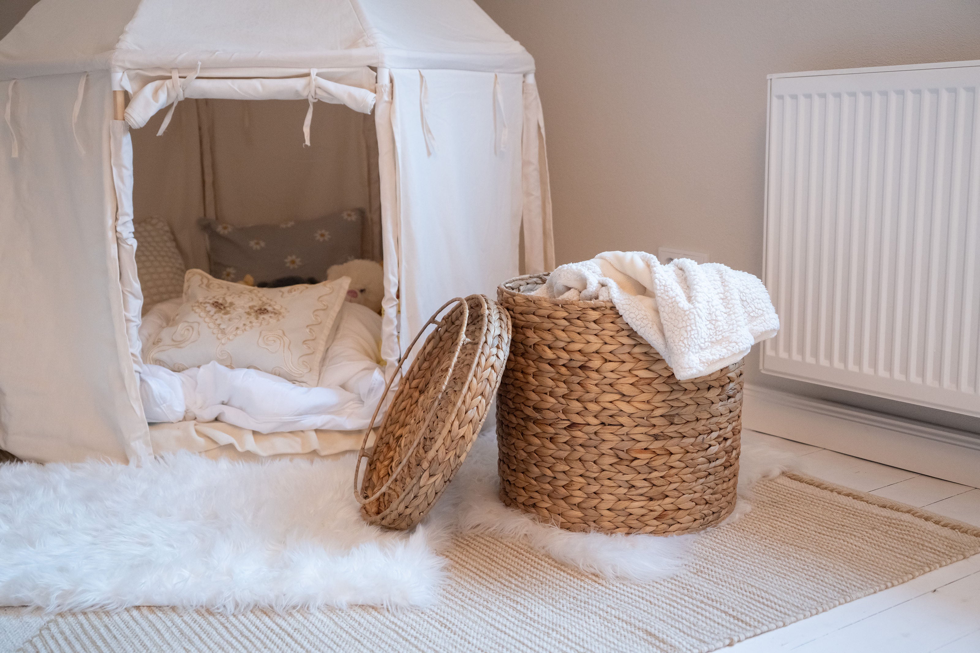 Robuster Wäschekorb & Sitzhocker in Einem: Natürlicher Stauraum aus Wasserhyazinthe