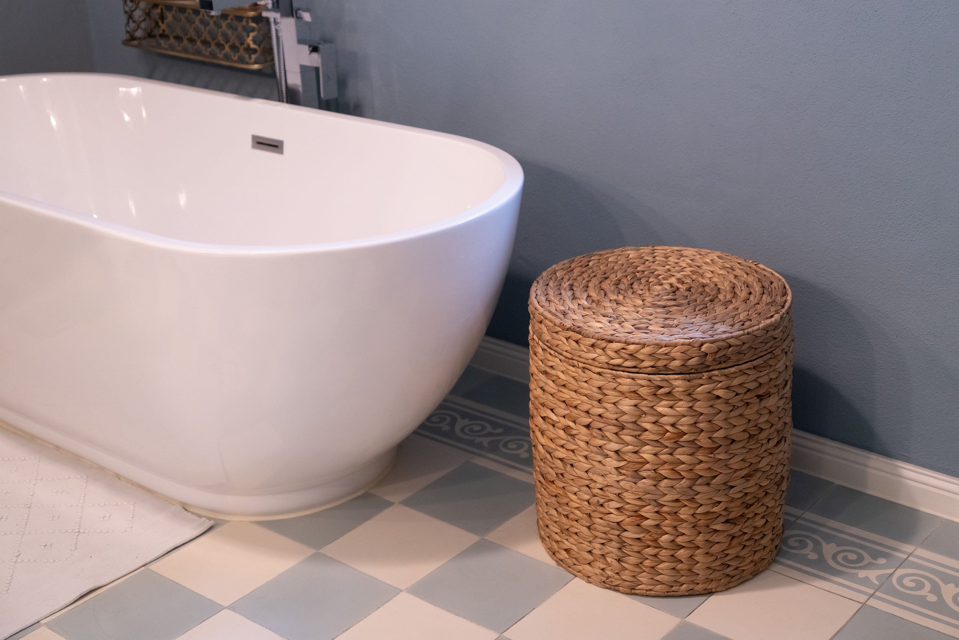 Robuster Wäschekorb & Sitzhocker in Einem: Natürlicher Stauraum aus Wasserhyazinthe