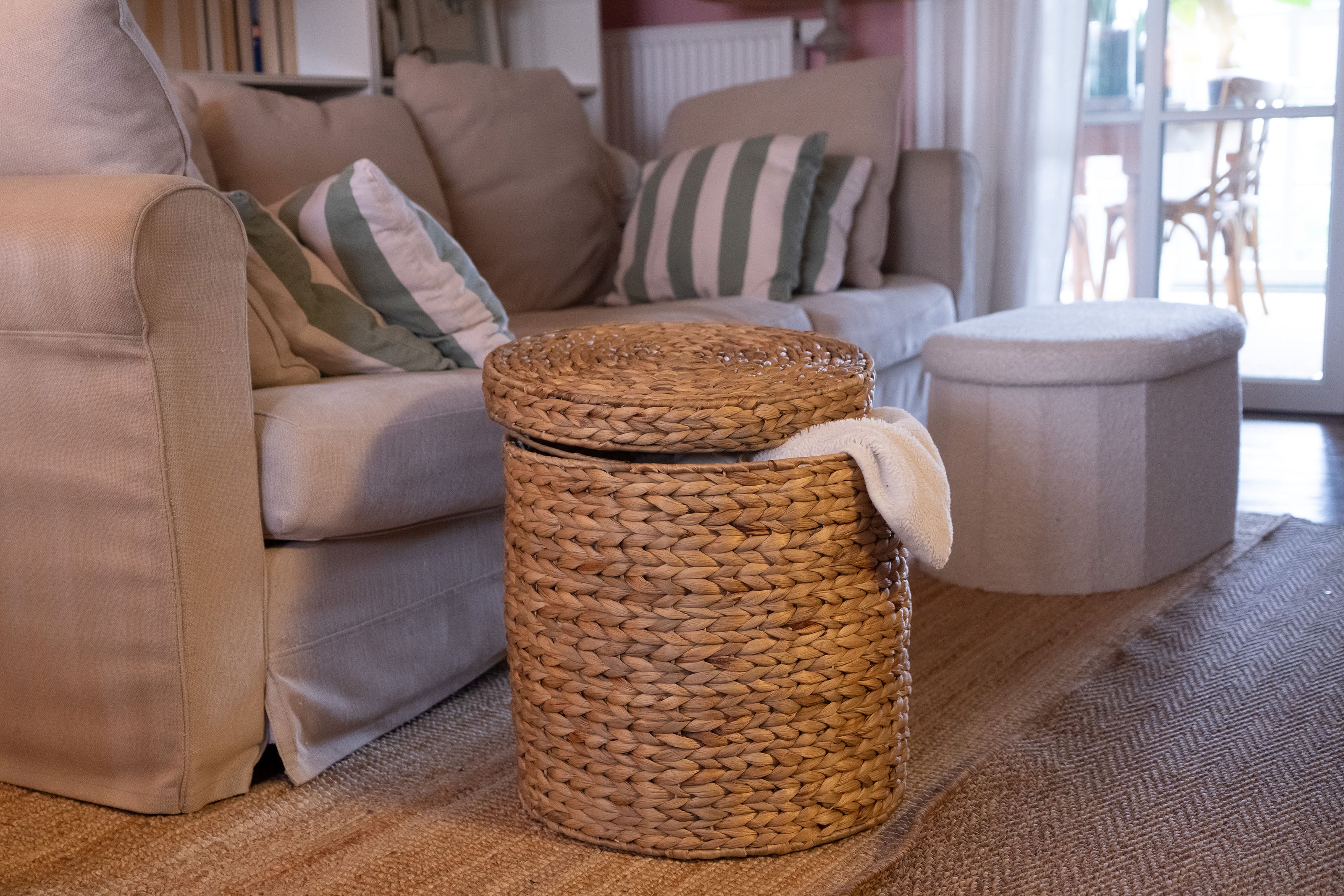 Robuster Wäschekorb & Sitzhocker in Einem: Natürlicher Stauraum aus Wasserhyazinthe