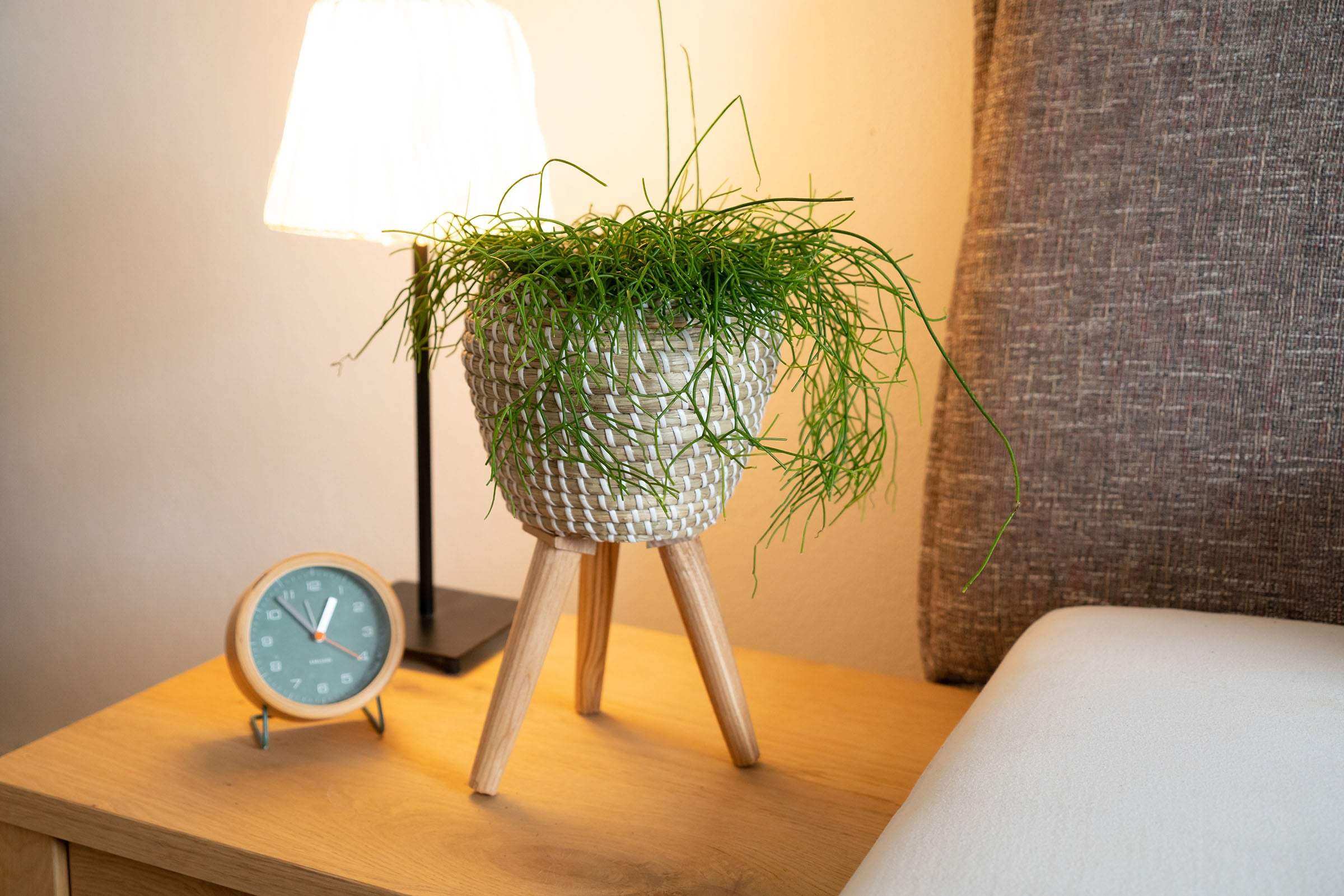 Blumentopf aus Seegras geflochten, mit integriertem Ständer - Decorasian.eu