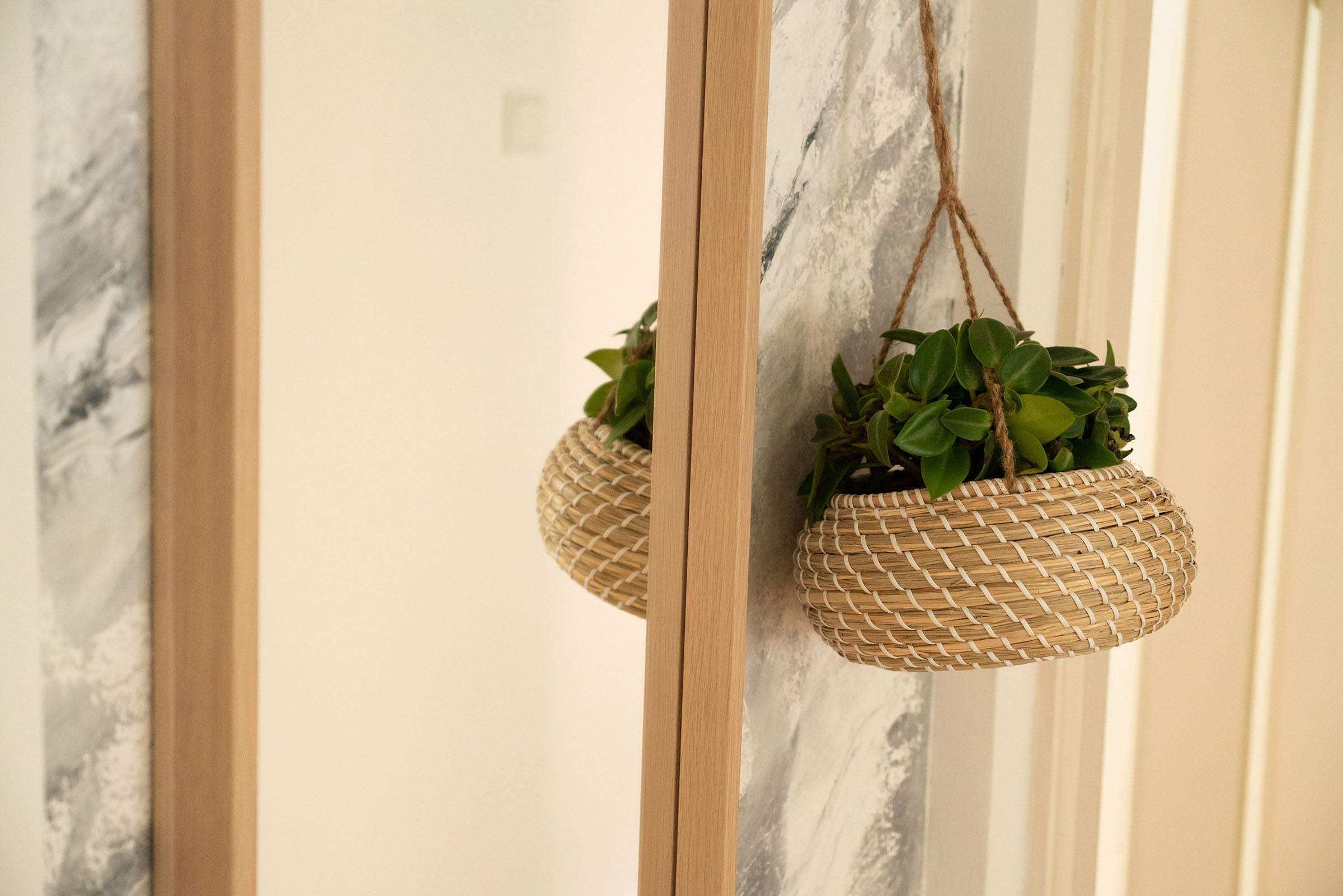 Blumenampel aus Seegras geflochten mit Juteseil - Decorasian.eu