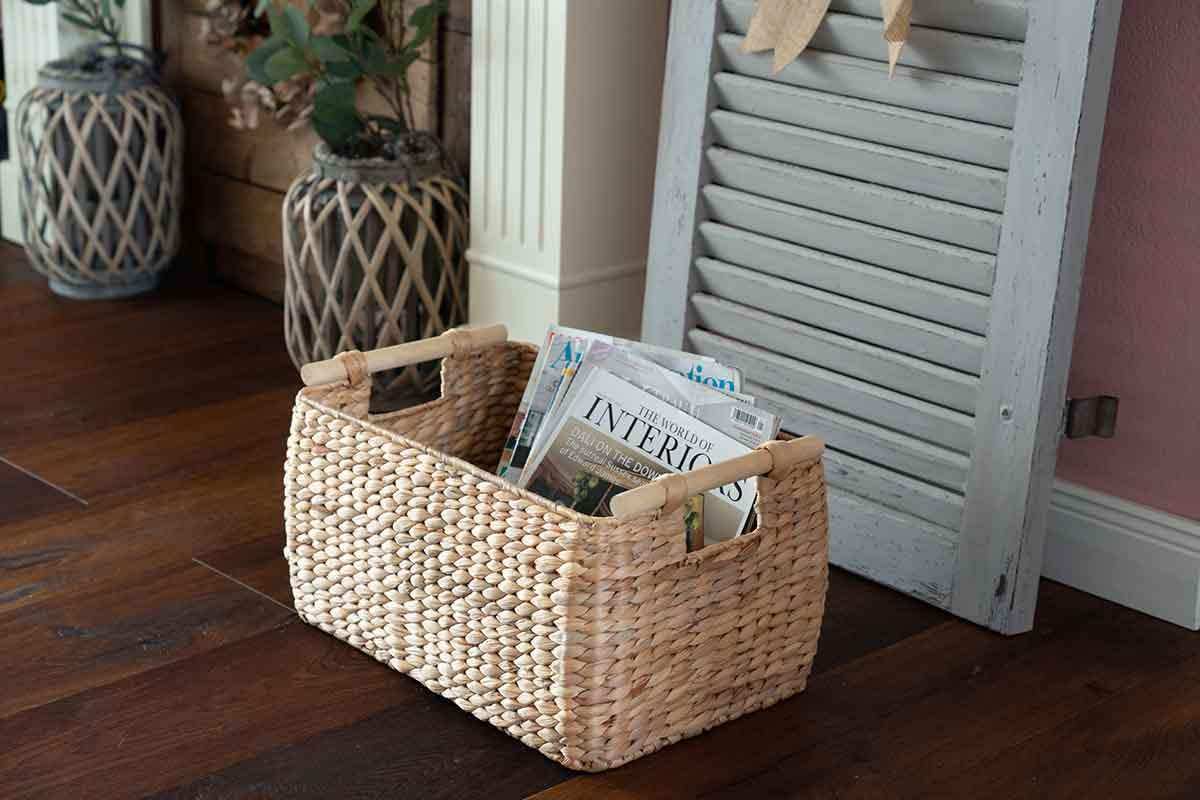 Geflochtener Korb aus Wasserhyazinthe mit Holzgriffen - Decorasian.eu