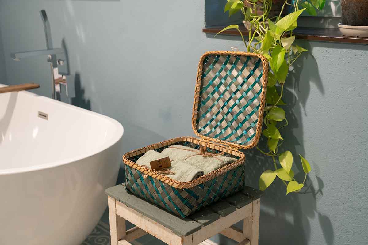 Dekotruhe aus Bambus im Bad mit Handtüchern