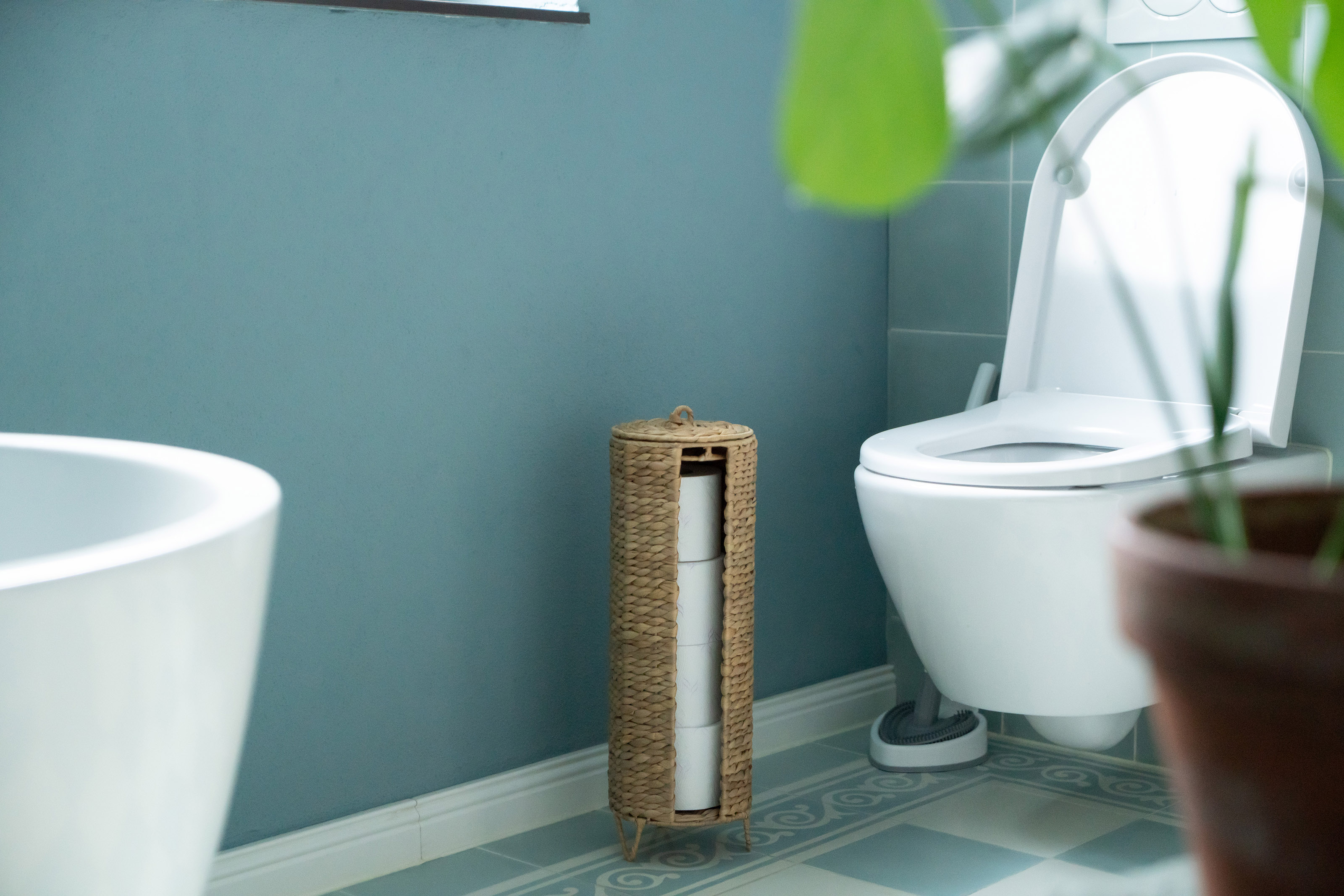 Toilet paper storage for 4 toilet rolls, woven water hyacinth