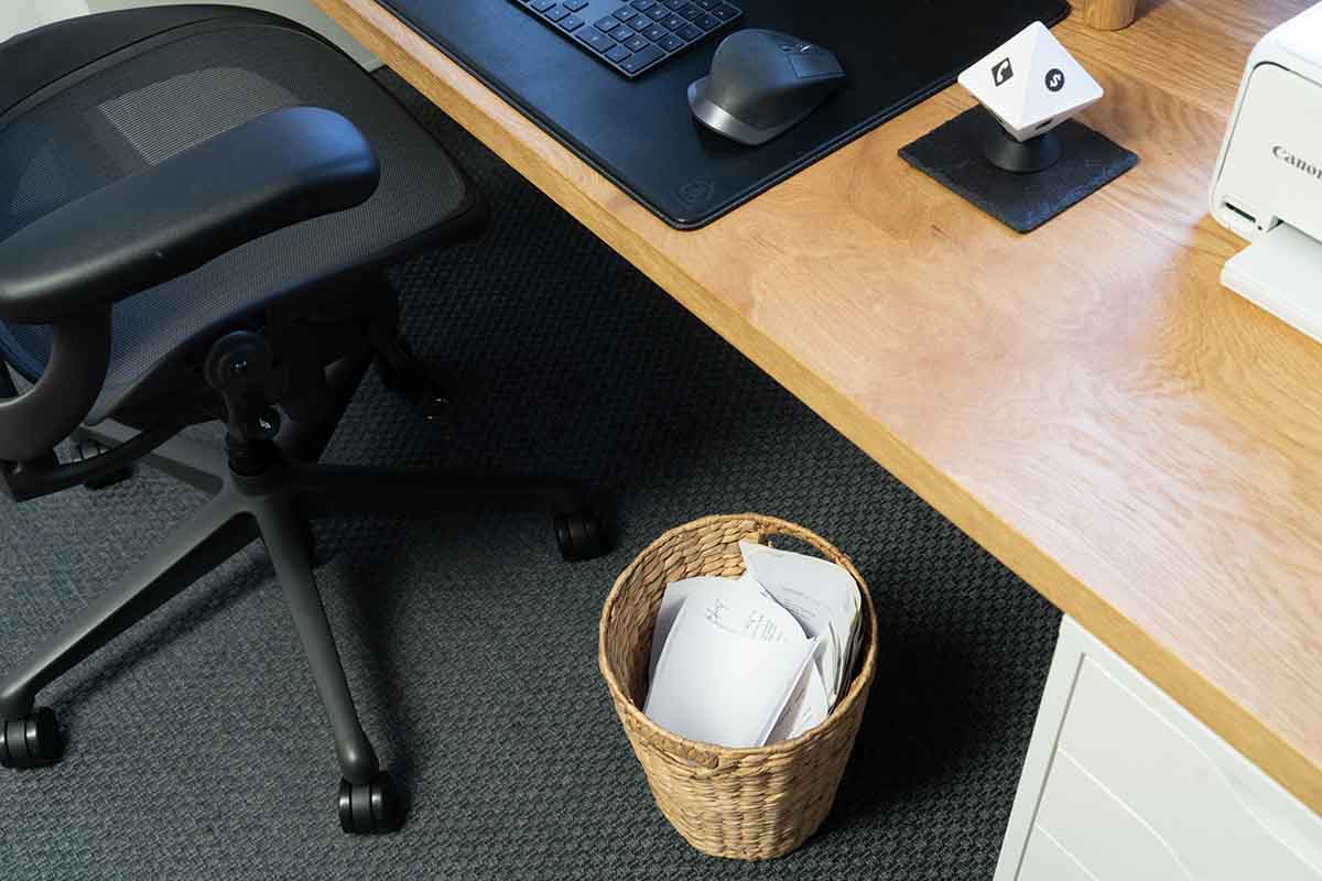 Papierkorb geflochten aus Wasserhyazinthe im Büro
