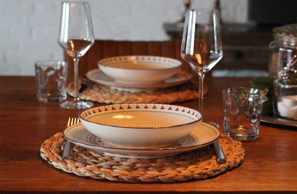 Schön dekorierter Esstisch mit Tischsets aus Wasserhyazinthe