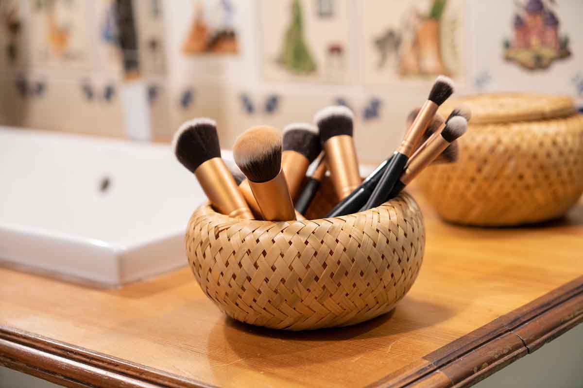 Behälter aus Bambus im Bad mit Pinseln Make Up