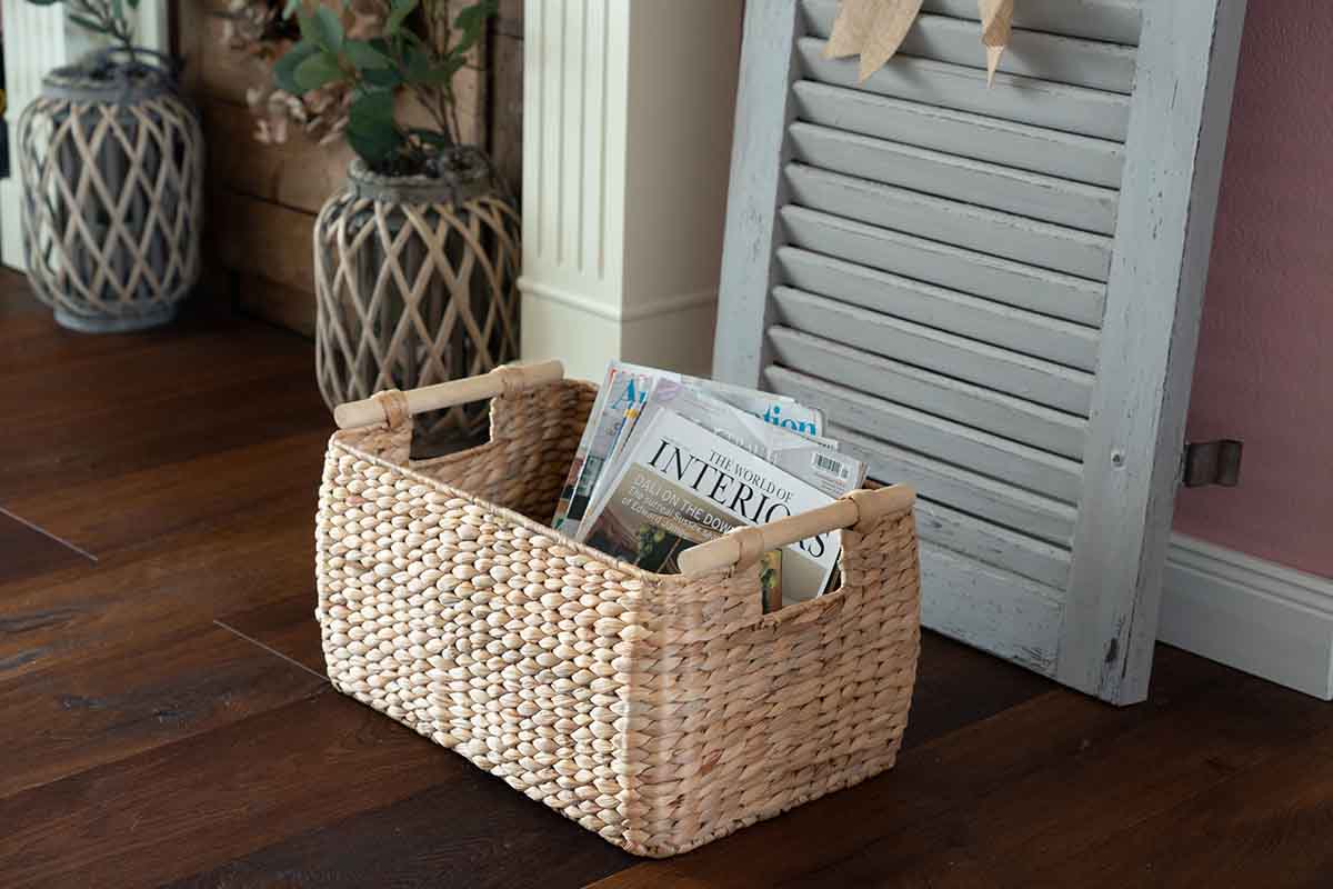 Korb mit Zeitungen im Wohnzimmer